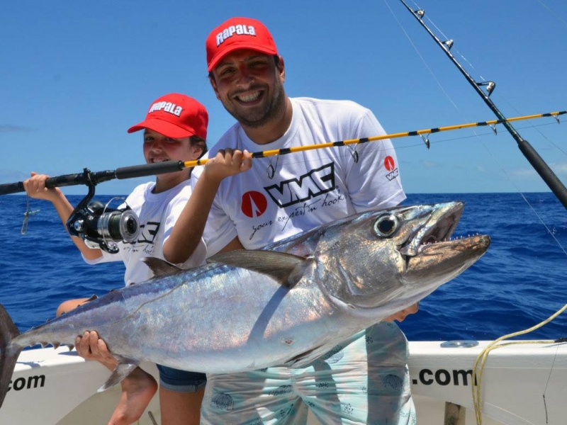 Baptiste et Zoé qui explosent 2 nouveaux records du monde - catégorie moins de 11 ans : Canne Shimano Beast Master CX Jigging et Moulinet Shimano Spheros 20000SW + Tresse PowerPro verte