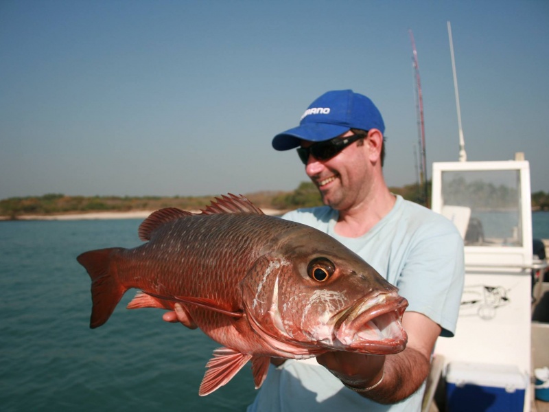 Arnaud de la Team Shimano avec une belle carpe rouge