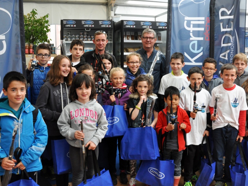 Remise des prix lors d'une animation de pêche pour les jeunes par Kerfil 