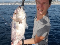 Ce stagiaire du guide Fabien Harbers est heureux d'avoir pris ce magnifique denti au downrigger !