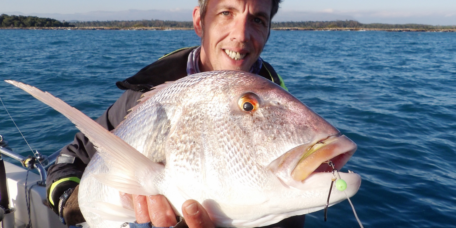Le moniteur guide de pêche Fabien Harbers avec un beau denti pris au downrigger avec le montage Snapper Adjustable Hayabusa Le moniteur guide de pêche Fabien Harbers avec un beau denti pris au downrigger avec le montage Snapper Adjustable Hayabusa