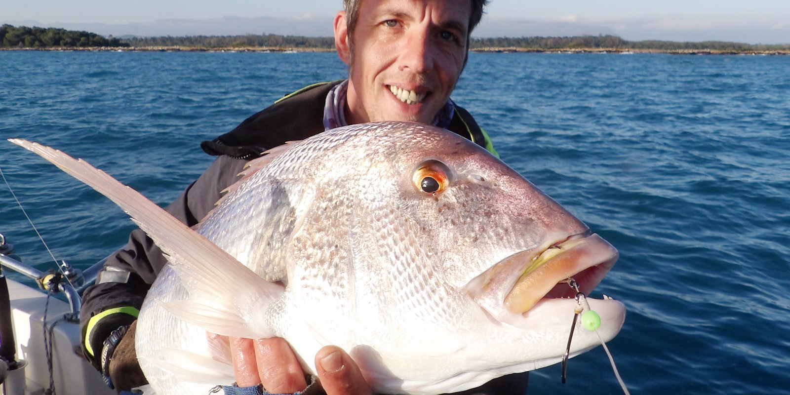 Le moniteur guide de pêche Fabien Harbers avec un beau denti pris au downrigger avec le montage Snapper Adjustable Hayabusa