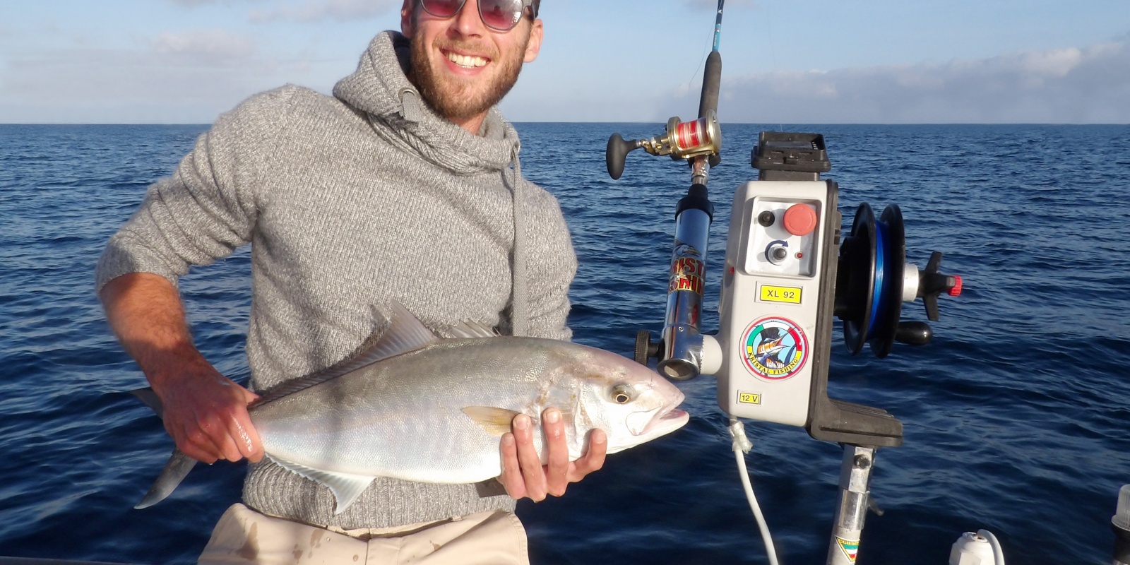 Sériole prise au downrigger avec le moulinet Deep Water Light High Speed WFT par un des stagiaires du guide Fabien Harbers