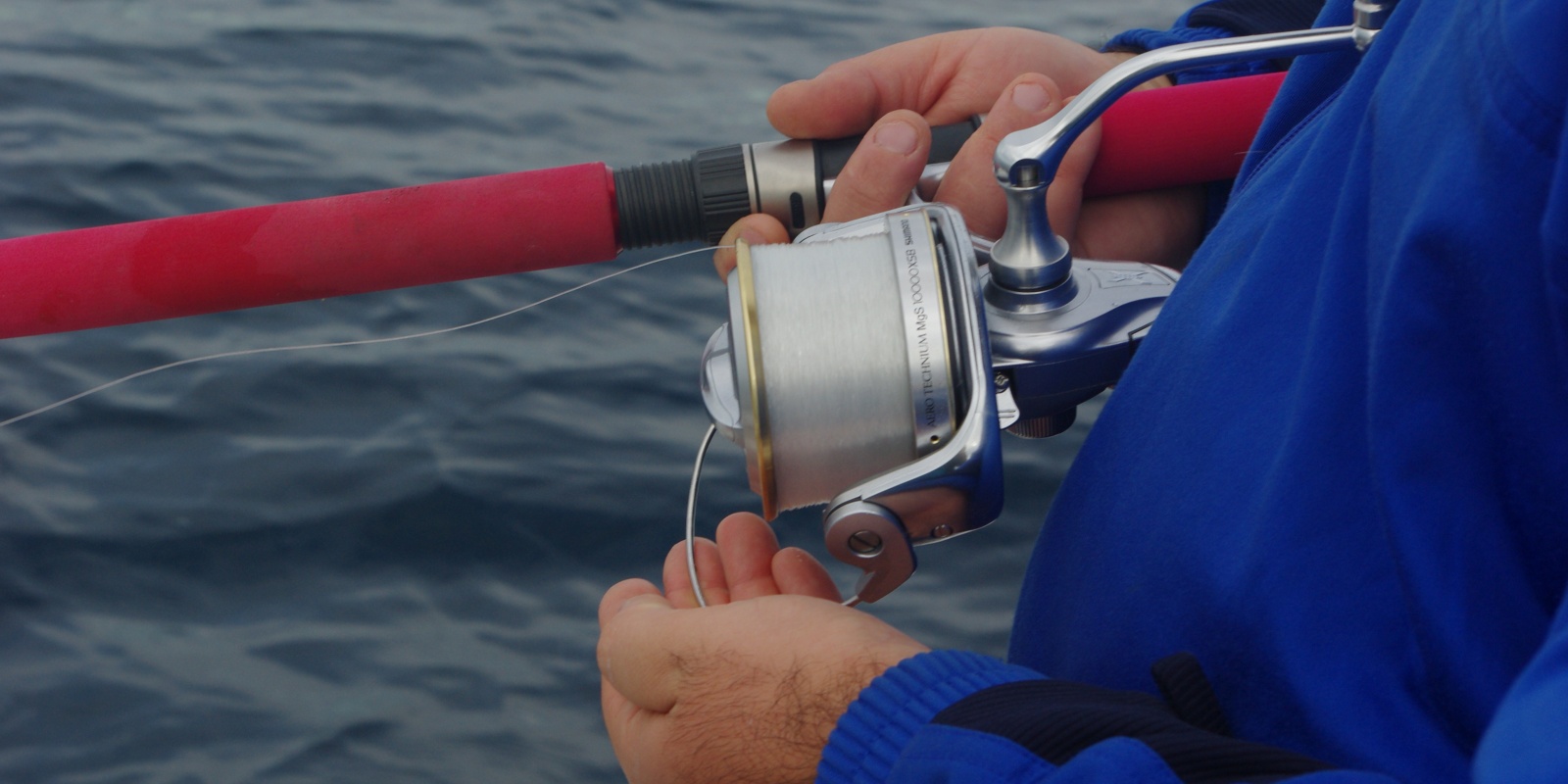 Un moulinet à large bobine de type long cast est un avantage pour les pêches au broumé car le fil sort de la bobine sous la simple influence du courant sans offrir de résistance, permettant ainsi de tromper les bonites les plus méfiantes