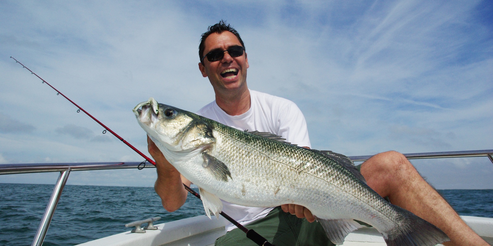 Deuxième bar dépassant les 7 kg pris cette fois par Rémi avec un Black Minnow Fiiish quelques minutes après le premier Deuxième bar dépassant les 7 kg pris cette fois par Rémi avec un Black Minnow Fiiish quelques minutes après le premier