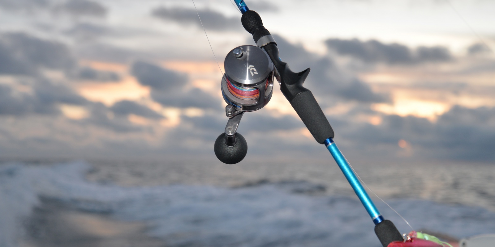 La Jig Light Inchiku Italcanna est ici associée avec un moulinet Saltiga 15 Daiwa : un ensemble parfait pour les pêches profondes de beaux poissons ! 