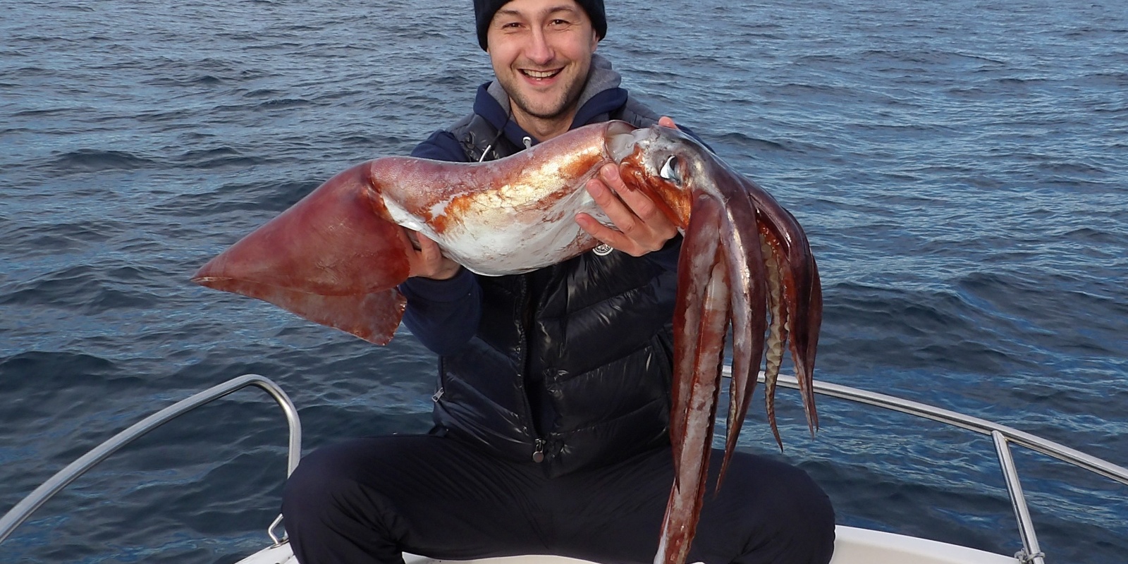 Ce calamar rouge de 7 kg pris par un des stagiaires du guide de pêche Fabien Harbers montre combien ces céphalopodes peuvent devenir gros ! Ce calamar rouge de 7 kg pris par un des stagiaires du guide de pêche Fabien Harbers montre combien ces céphalopodes peuvent devenir gros !