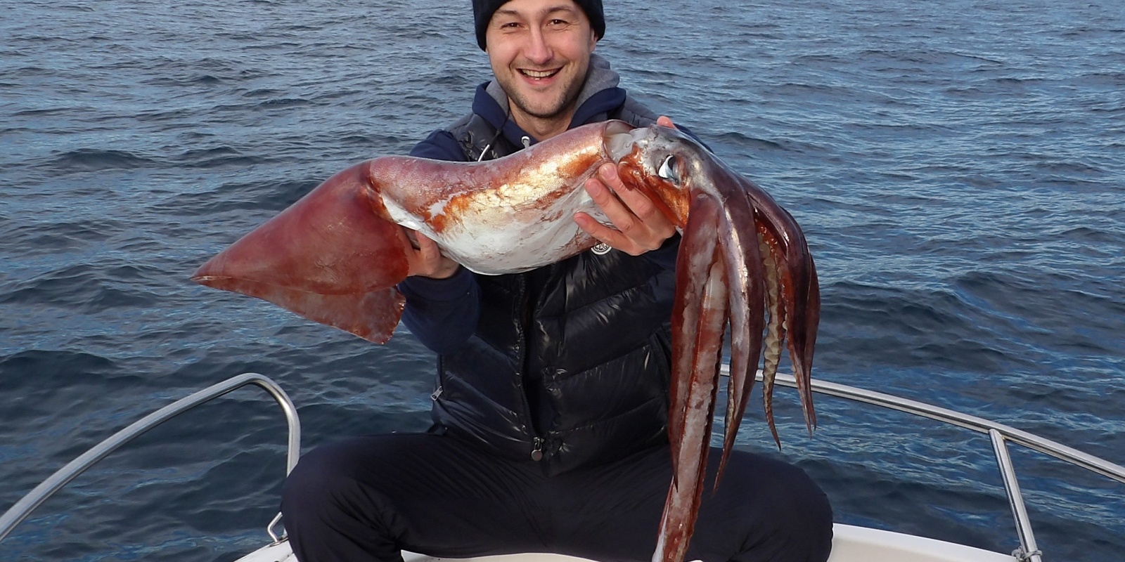 Ce calamar rouge de 7 kg pris par un des stagiaires du guide de pêche Fabien Harbers montre combien ces céphalopodes peuvent devenir gros ! 