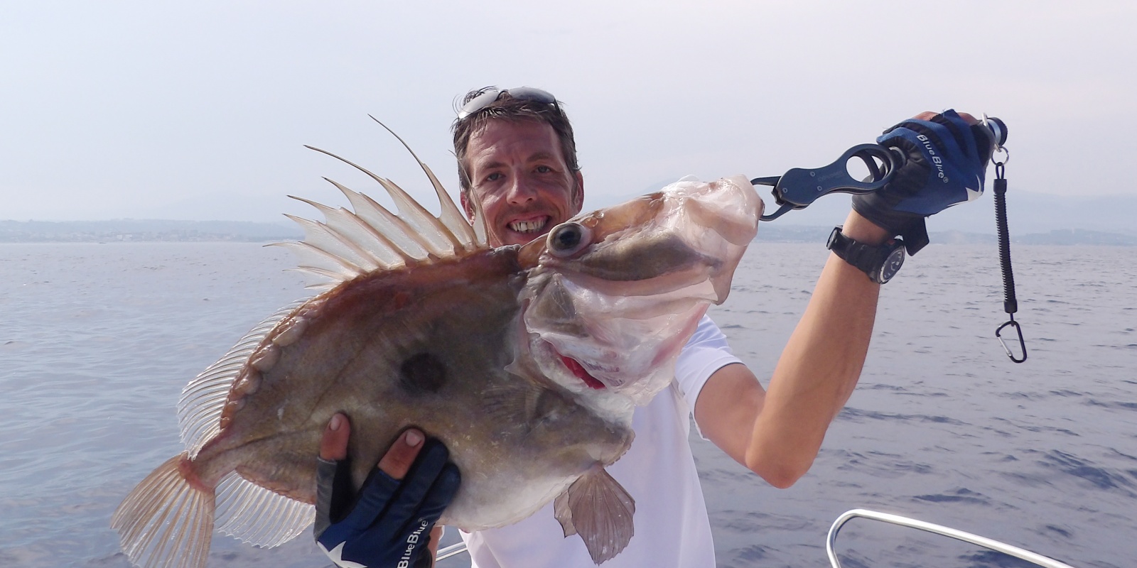 Magnifique Saint-Pierre pêché par le moniteur guide de pêche Fabien Harbers ! 