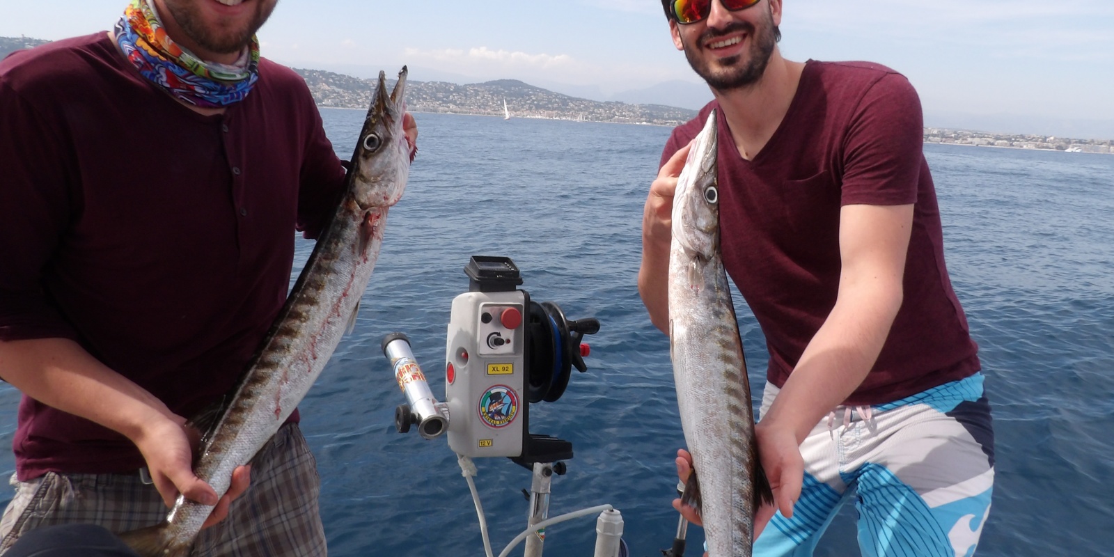 Le grand guide de pêche Fabien Harbers (1,95 m !) fait régulièrement prendre des barracudas à ses stagiaires !