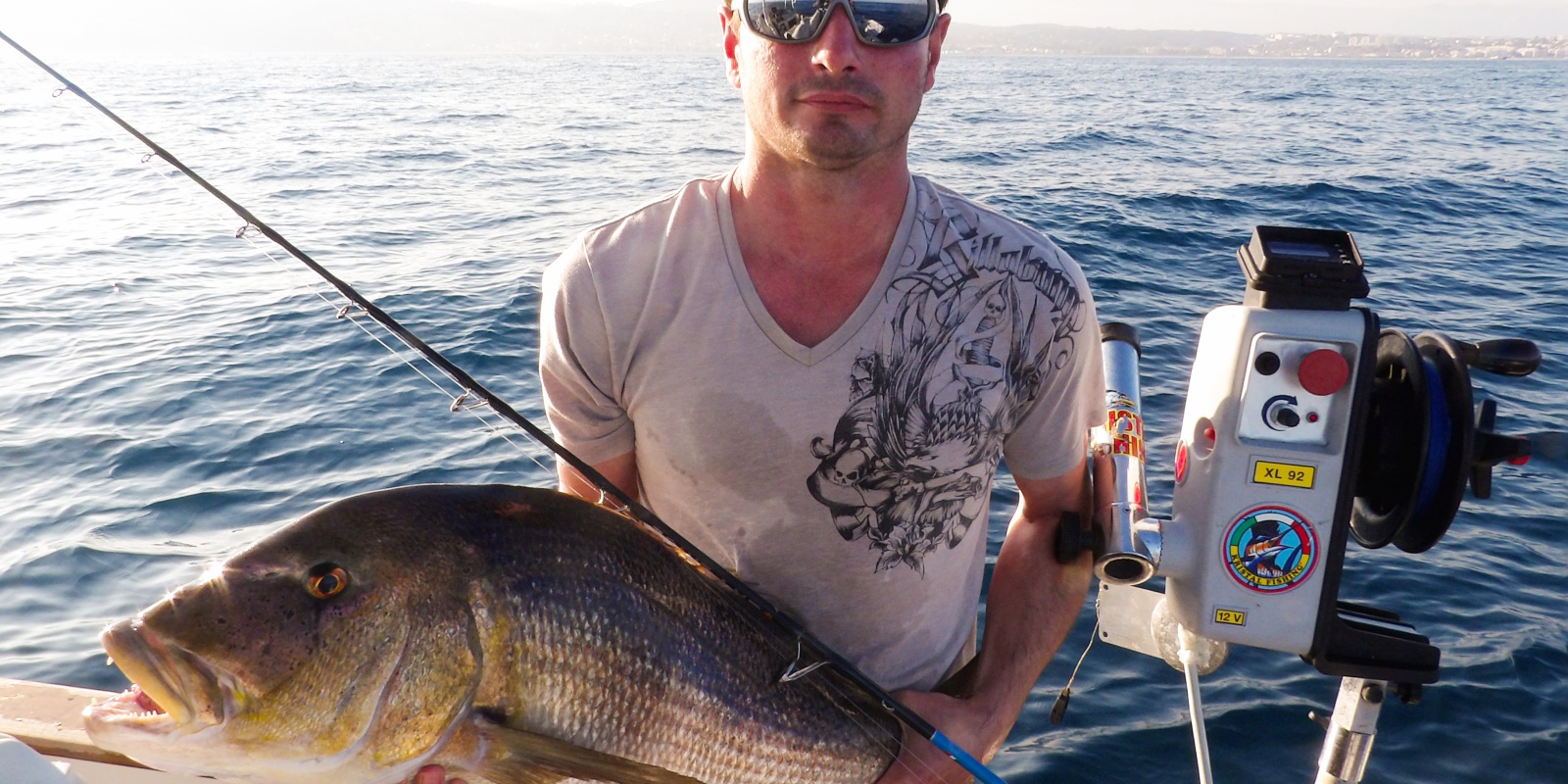 Cet énorme denti de 9 kg est la preuve de l’efficacité du downrigger Kristal Fishing ! Cet énorme denti de 9 kg est la preuve de l’efficacité du downrigger Kristal Fishing !