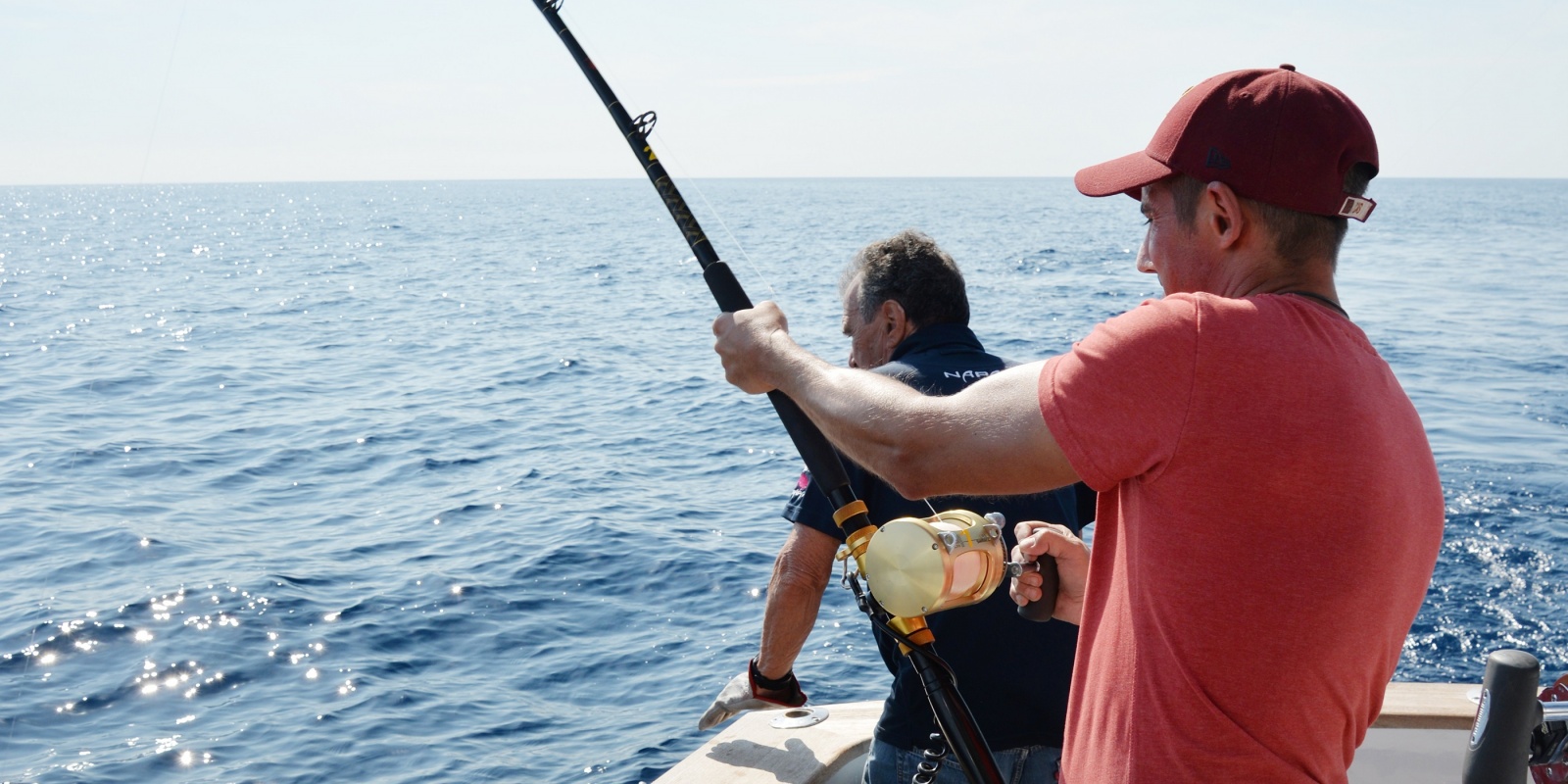 Grâce à sa musculature avantageuse et son expérience incroyable, ce pêcheur en combat sort des poissons records en quelques minutes. Très impressionnant ! Mon Dieu : mais quel homme extraordinaire!