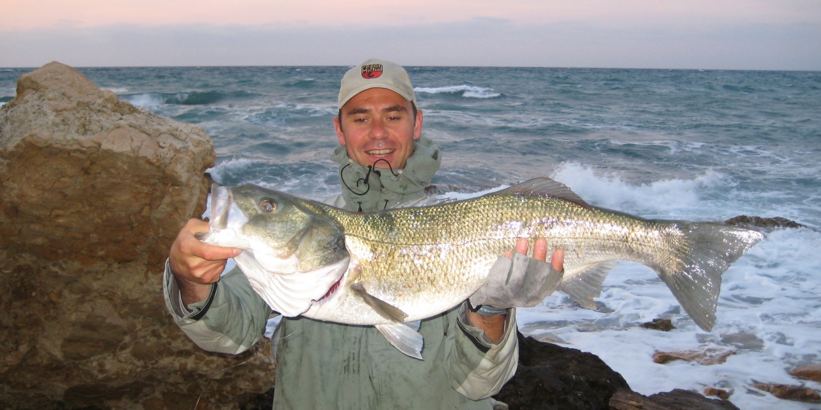 7,6 kg pour…85 cm. Un loup de section très large pris au jerkbait. Pour information, Remi fait 1,85 m 7,6 kg pour…85 cm. Un loup de section très large pris au jerkbait. Pour information, Remi fait 1,85 m