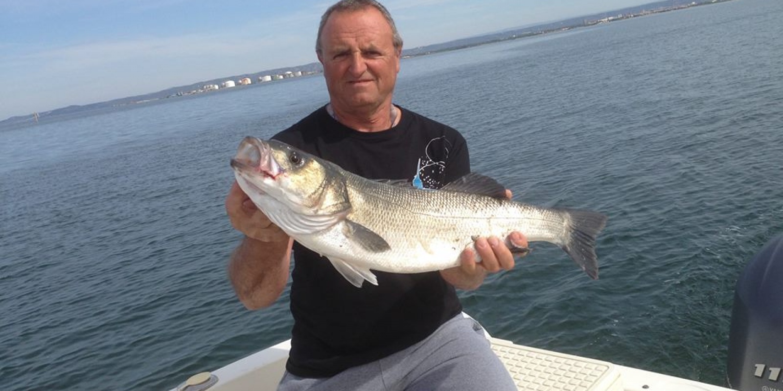 Gaëtan Brancato avec un loup de mer Gaëtan Brancato avec un loup de mer
