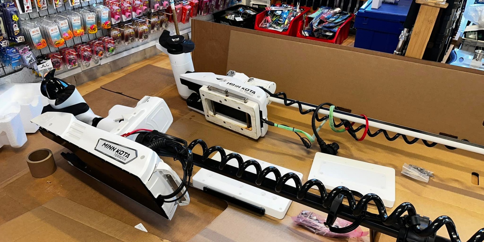Déballement d'un nouveau moteur minn kota et un modèle ayant beaucoup servi Déballement d'un nouveau moteur minn kota et un modèle ayant beaucoup servi