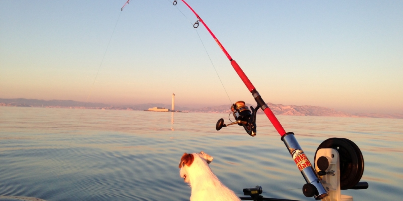 Downrigger une pêche profonde, — très cool —, ici avec un appareil manuel Downrigger une pêche profonde, — très cool —, ici avec un appareil manuel