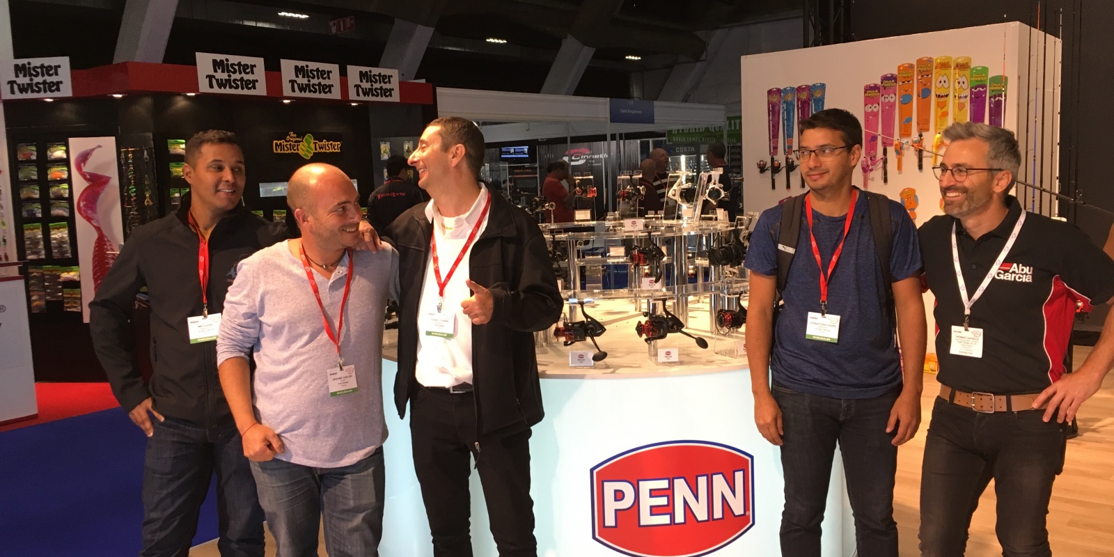 L'équipe Top Fishing devant les moulinets Penn L'équipe Top Fishing devant les moulinets Penn