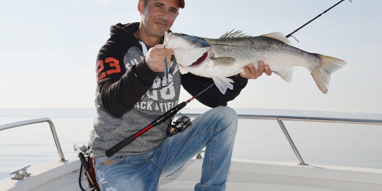 Lors de notre premier essai, la Tournament SW AGS 702 MH nous a permis de sortir de nombreux bars. Ainsi de ce spécimen de 3,5 kg pris au Samouraï jig Daiwa 20 g avec un bas de ligne en…23/100