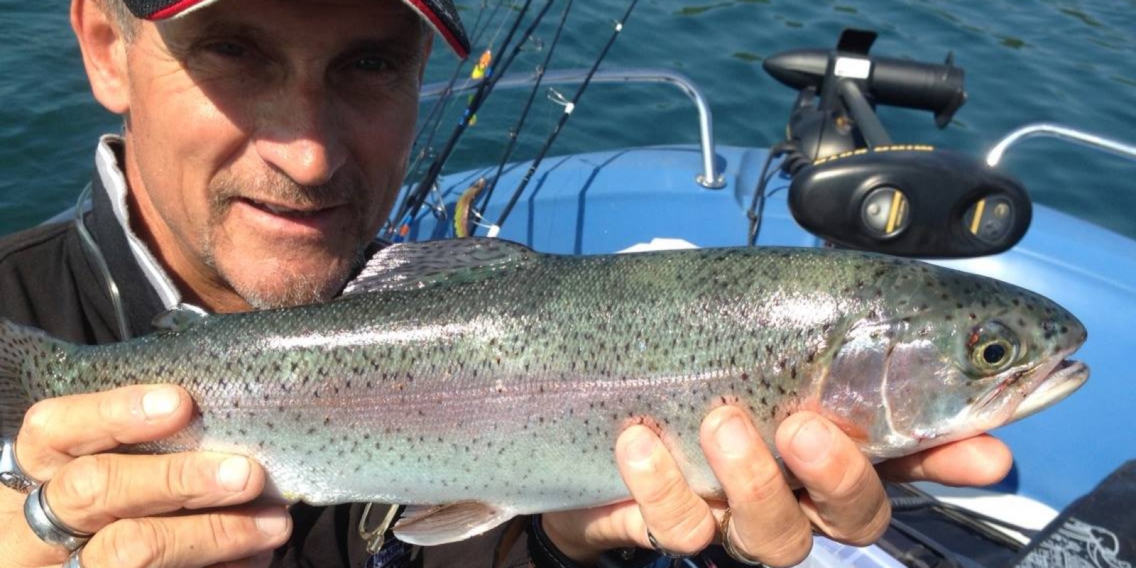 Jean-Louis Pure Fishing avec une truite arc-en-ciel, attrapé avec Puncher sinking 60 Jean-Louis Pure Fishing avec une truite arc-en-ciel, attrapé avec Puncher sinking 60