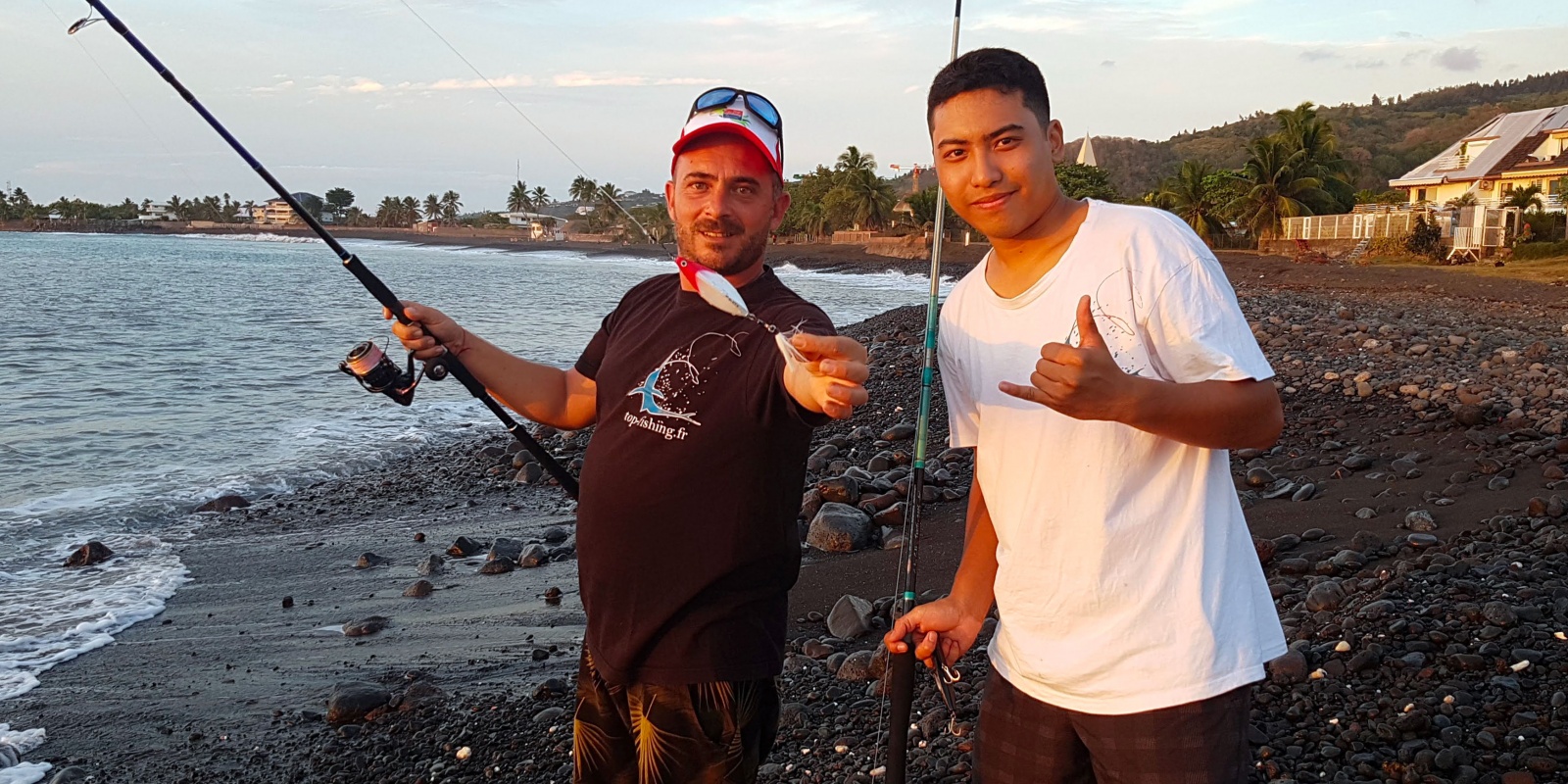 Bruce Ayo, ici avec Jérôme, est le responsable du nouveau magasin Top Fishing à Faa'a