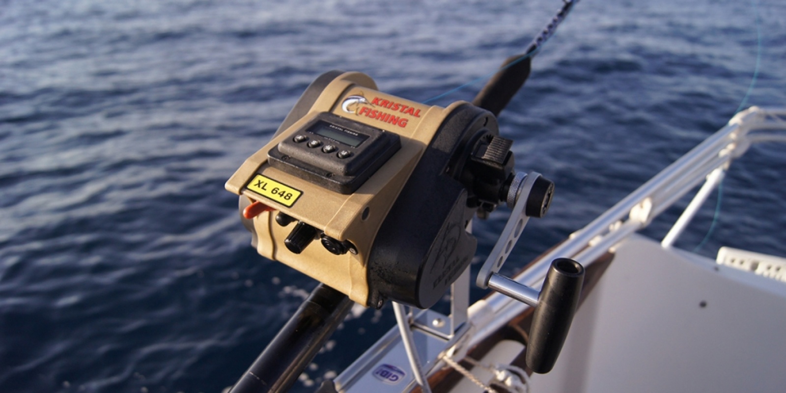 Le moulinet Kristal Fishing XL 648 en pêche (avec manivelle) Le moulinet Kristal Fishing XL 648 en pêche (avec manivelle)