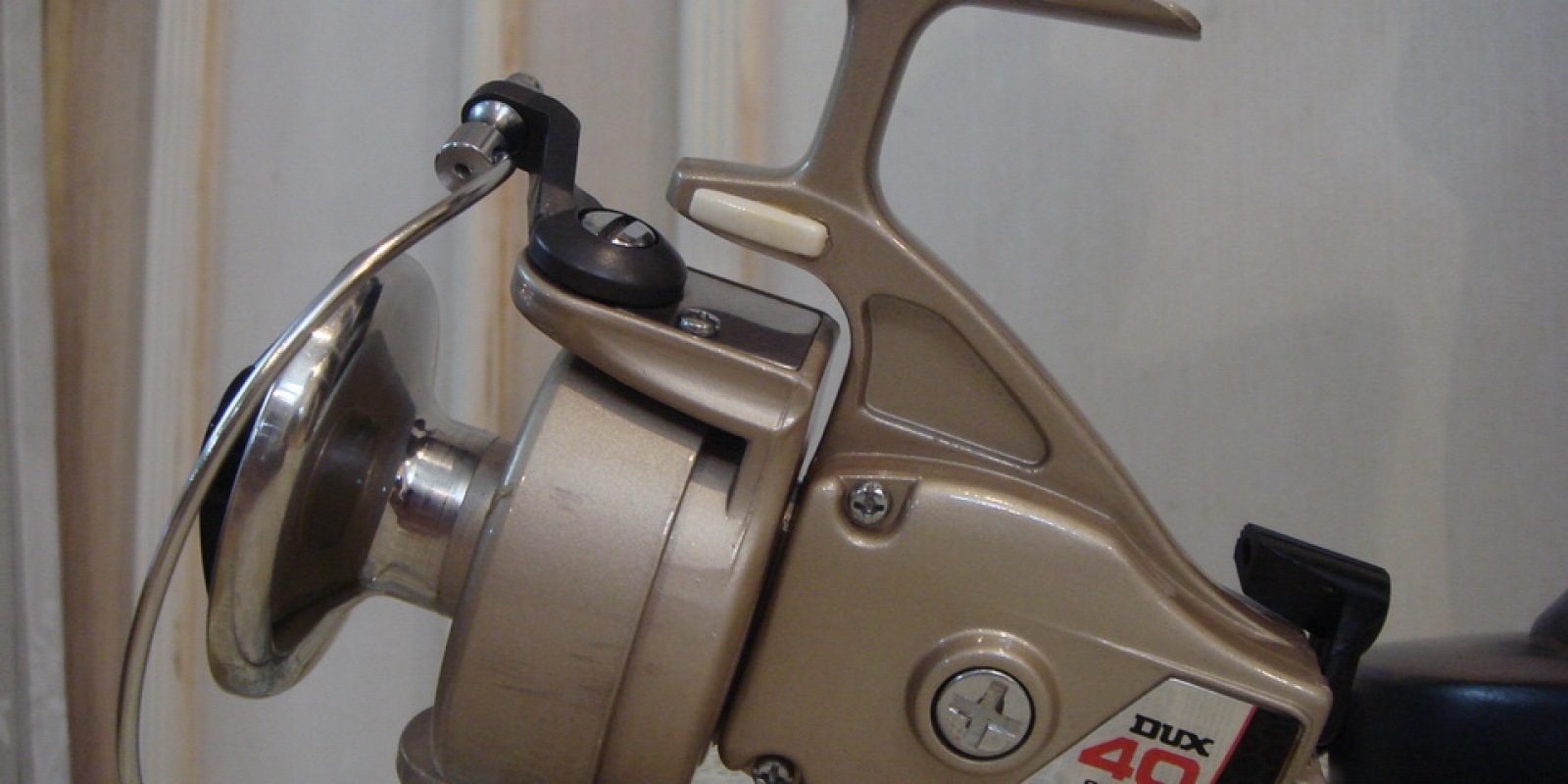Moulinet Shimano Dux 40 dans les années 80 (on n'a pas trouvé de photo de bonne qualité des tous premiers exemplaires) Moulinet Shimano Dux 40 dans les années 80 (on n'a pas trouvé de photo de bonne qualité des tous premiers exemplaires)