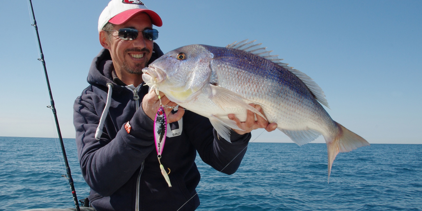 La prise sous la mâchoire permet de bien tenir ce denti de 4,5 kg. Notez la main gauche qui soulage le poisson de son propre poids. 