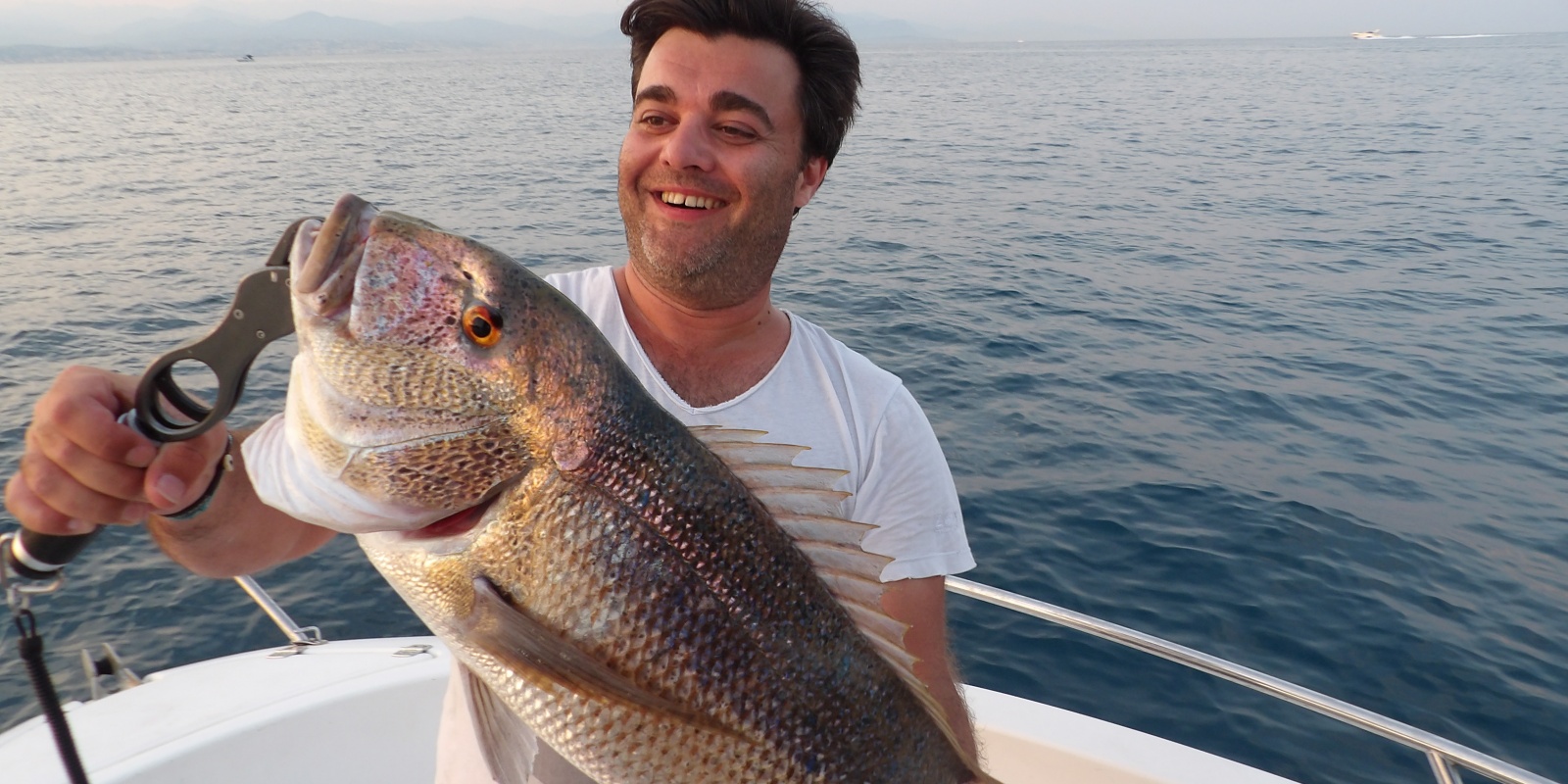 Ce denti a mordu sur un severeau trainé à 30 m de profondeur grâce à la technique du downrigger