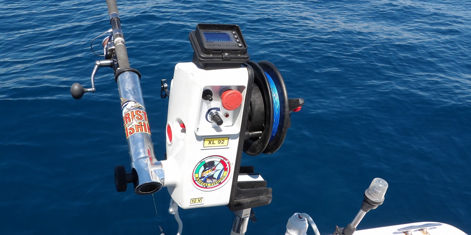 Fabien utilise le treuil XL 92 Kristal Fishing avec une bobine étroite spéciale downrigger et un porte canne latéral Fabien utilise le treuil XL 92 Kristal Fishing avec une bobine étroite spéciale downrigger et un porte canne latéral