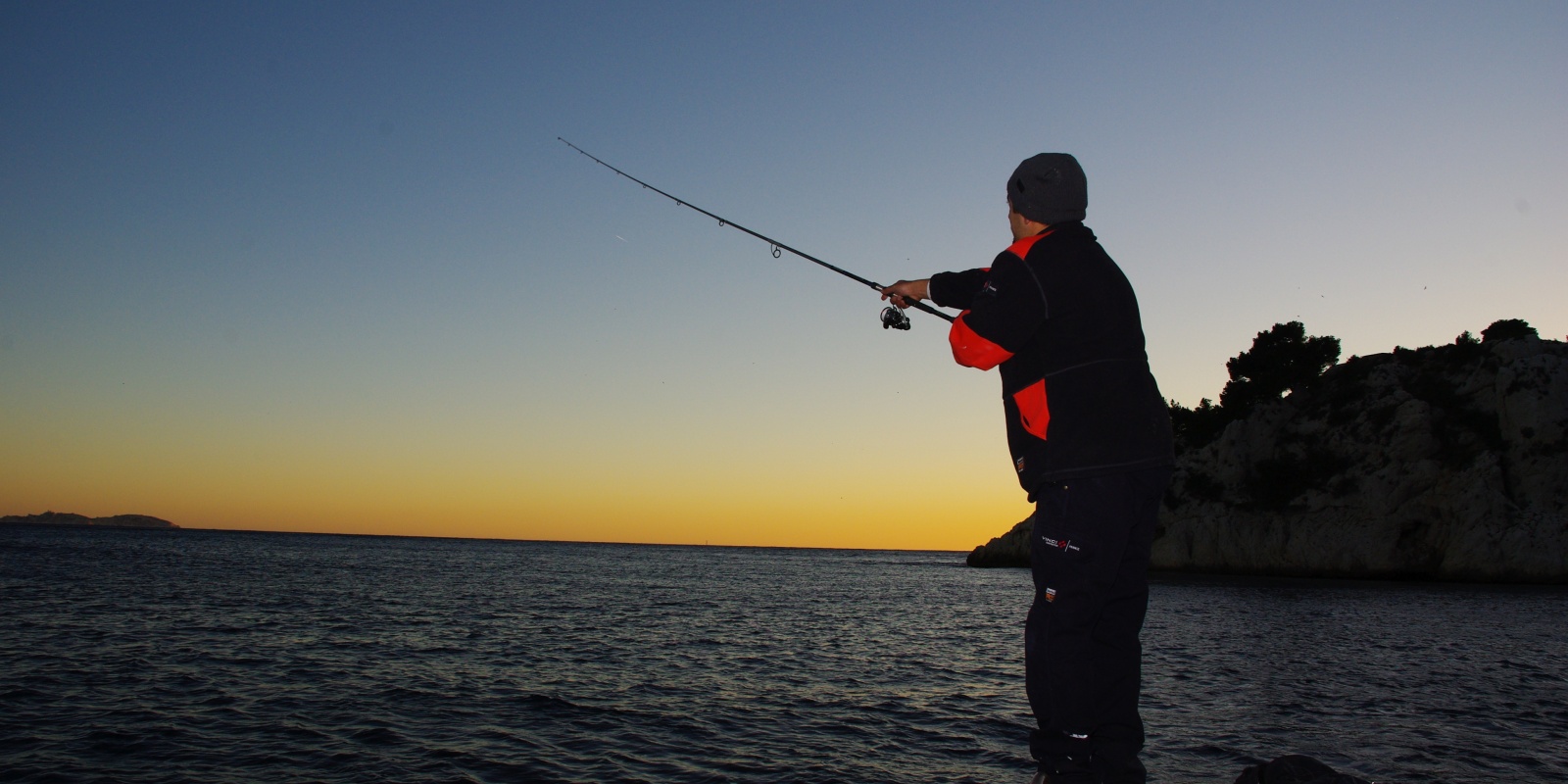 En shore jigging, le sabre sera recherché de promontoires rocheux au crépuscule ou la nuit.