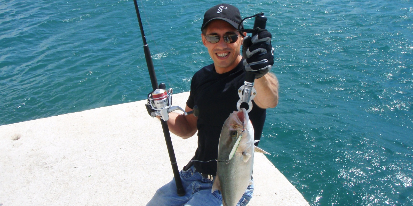 Petite sériole prise en shore jigging et relâchée apres la photo Petite sériole prise en shore jigging et relâchée apres la photo