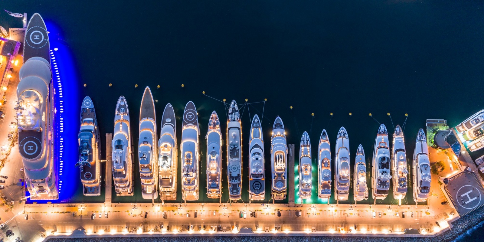 Le quai des milliardaires du Port Vauban, est un décor de rêve, la nuit il se pare de luxueux éclairages