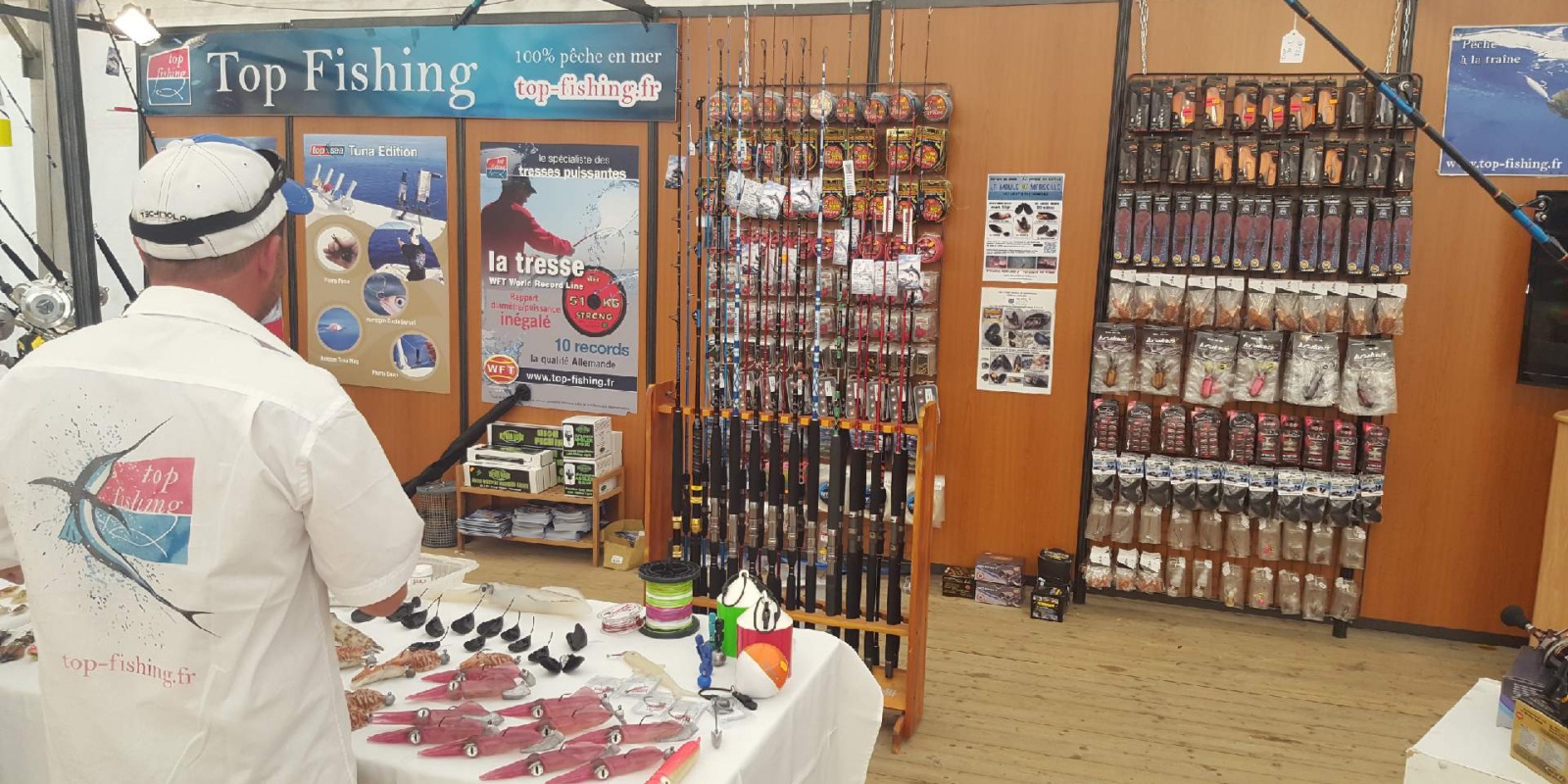 Le stand Top Fishing, plan large