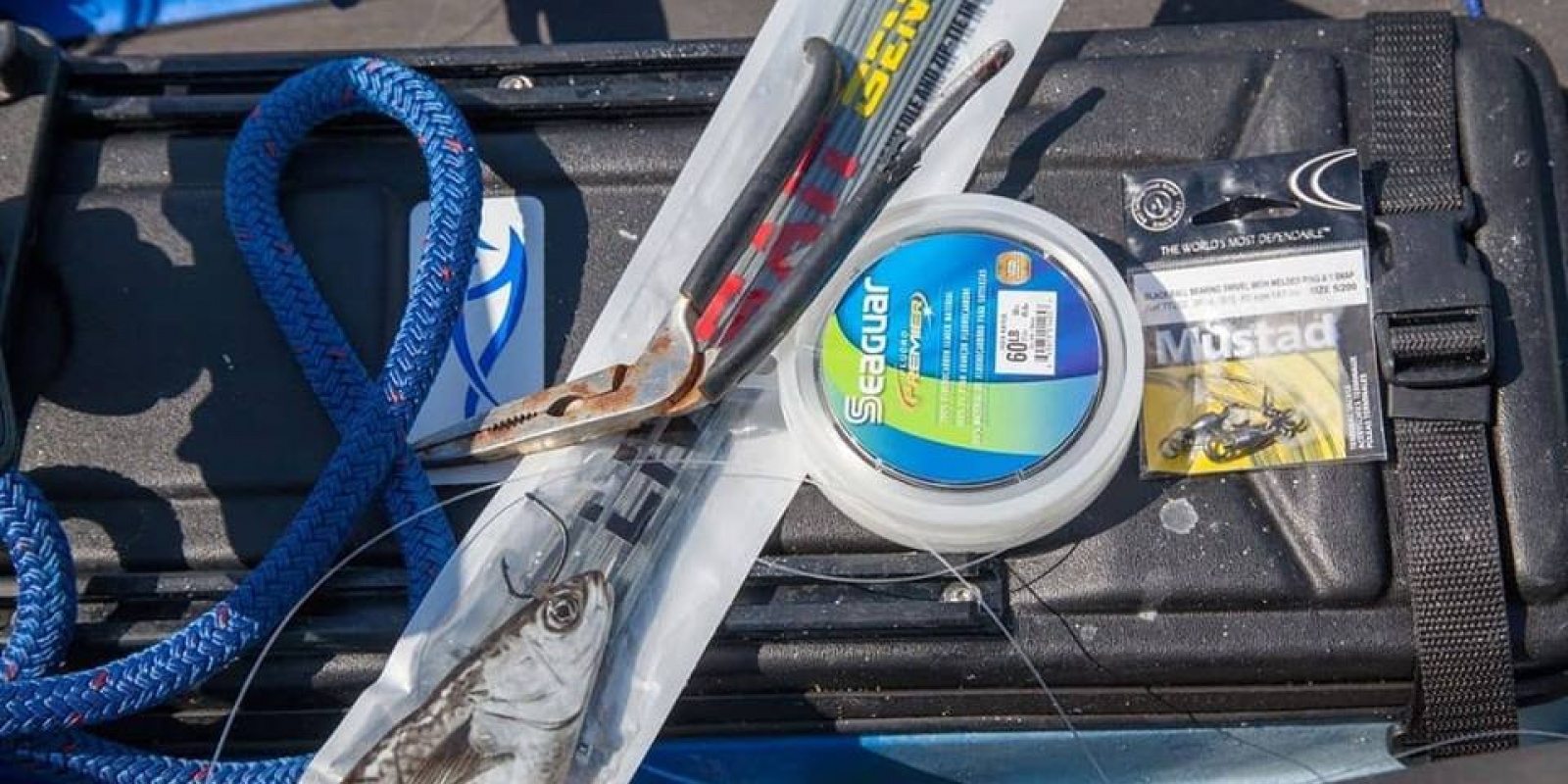 Une ligne de pêche SEAGUAR est faite d'un fluorocarbone spécial issu de la technologie de polymère complexe. Une ligne de pêche SEAGUAR est faite d'un fluorocarbone spécial issu de la technologie de polymère complexe.