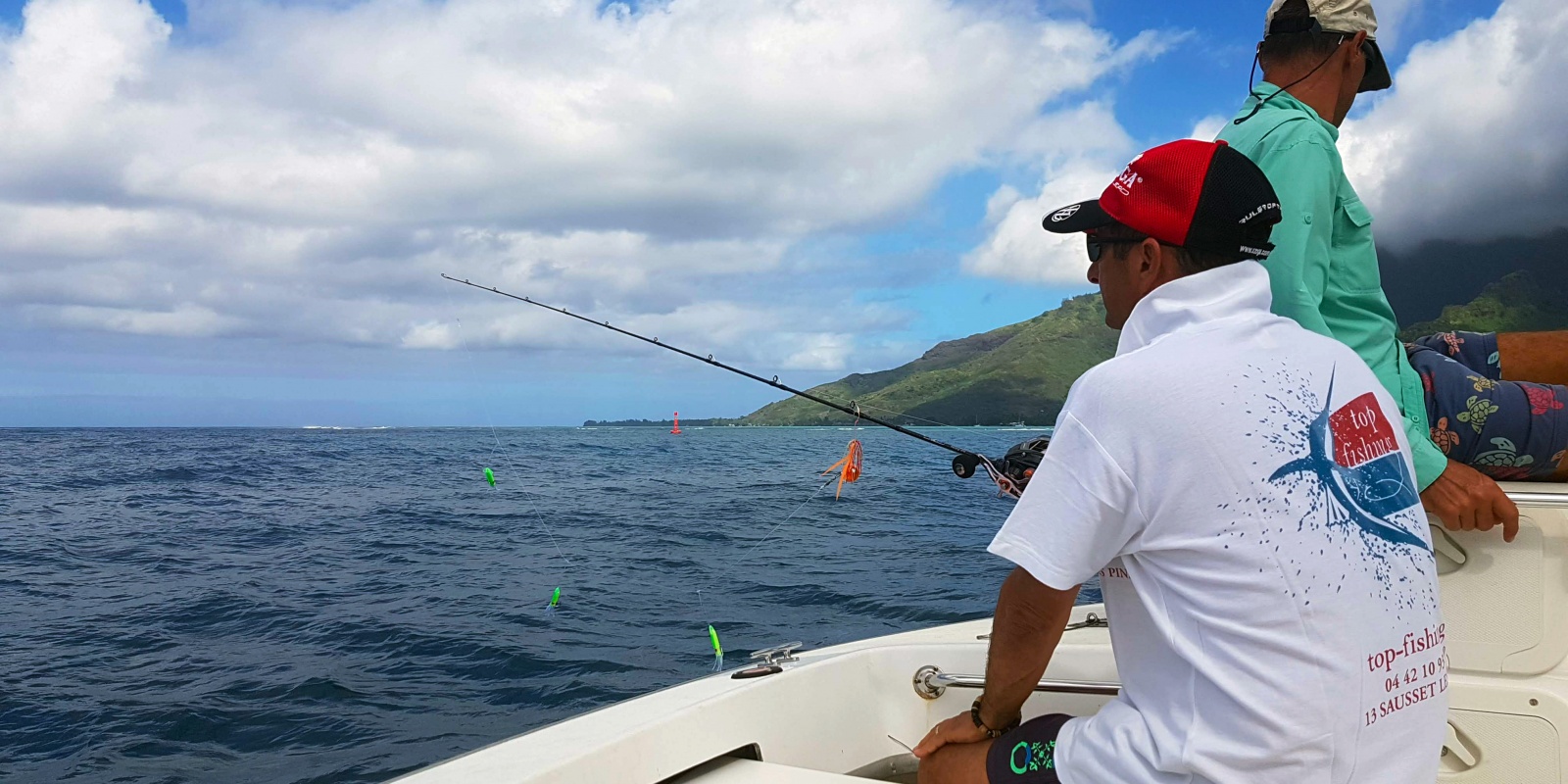 Daniel se fait une idée des pêches locales, un mitraillette à base d'octopus