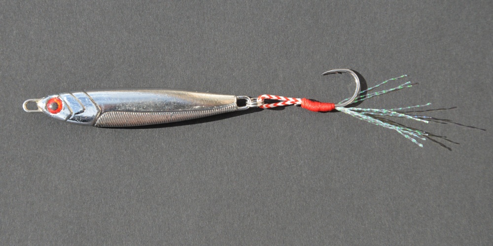 Un assist hook simple en queue suffit pour les casting jigs de faibles grammages (Ex : Metal Spot)