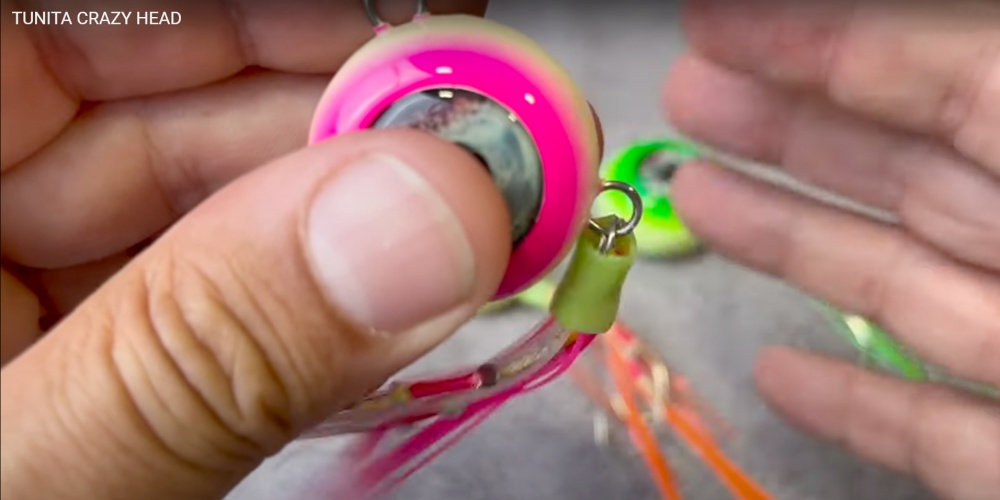 Le madaï jig Crazy Head Tunita peut passer d’une configuration JUPE FIXE à une configuration JUPE ARTICULÉE ! Le madaï jig Crazy Head Tunita peut passer d’une configuration JUPE FIXE à une configuration JUPE ARTICULÉE !