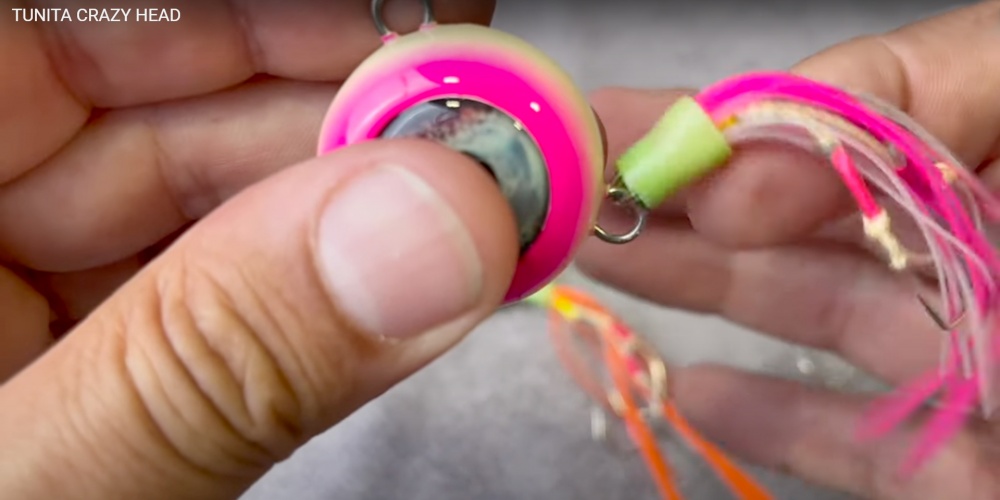 Le madaï jig Crazy Head Tunita peut passer d’une configuration JUPE FIXE à une configuration JUPE ARTICULÉE ! Le madaï jig Crazy Head Tunita peut passer d’une configuration JUPE FIXE à une configuration JUPE ARTICULÉE !