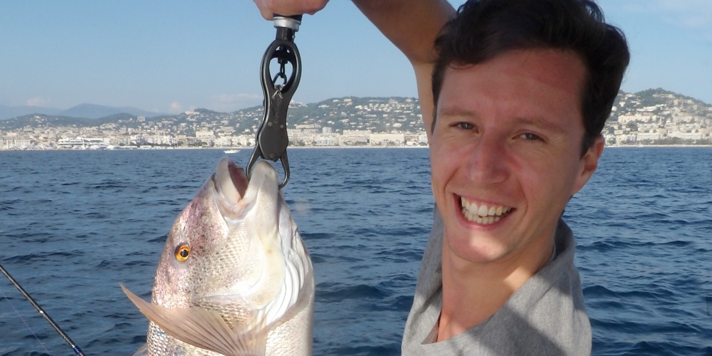 Ce stagiaire du guide Fabien Harbers est heureux d'avoir pris ce magnifique denti au downrigger !