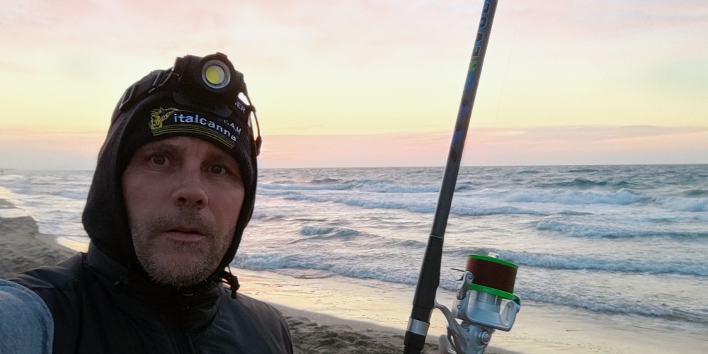 Pêche en surfcasting dans les rouleaux avec la Revolver Italcanna ! Pêche en surfcasting dans les rouleaux avec la Revolver Italcanna !