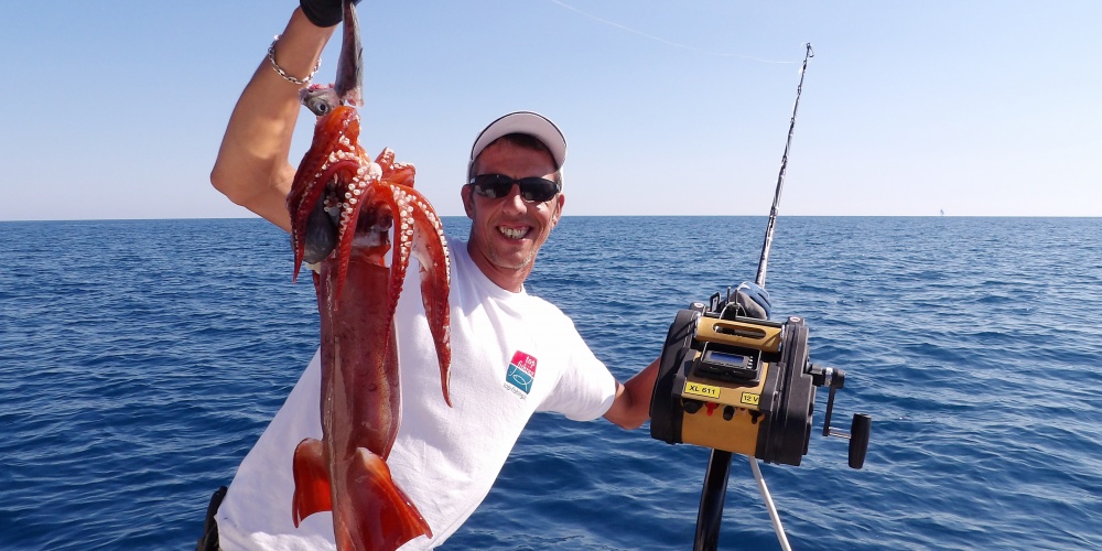 Fabien Harbers avec un gros calamar rouge pêché au moulinet électrique XL 611 Kristal Fishing