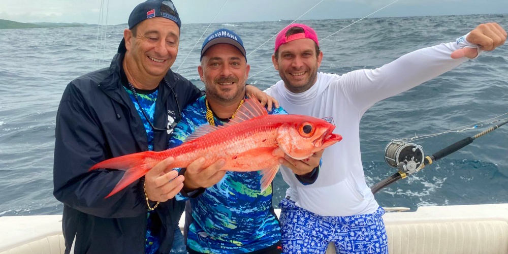 Pêche en profondeur à 250 mètres avec un jig pour capturer un vivaneau. Pêche en profondeur à 250 mètres avec un jig pour capturer un vivaneau.