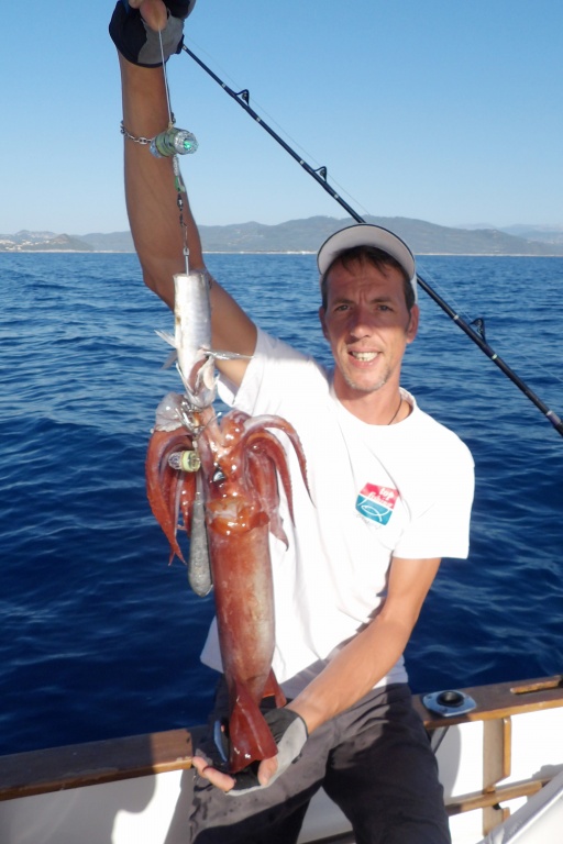 Le moniteur guide de pêche Fabien Harbers avec un beau calamar rouge pris à la turlutte-appâts en été Le moniteur guide de pêche Fabien Harbers avec un beau calamar rouge pris à la turlutte-appâts en été