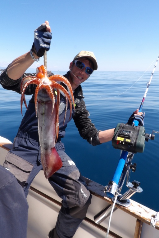 Gros calamar rouge pris par Fabien Harbers en jiggant une turlutte plombée lumineuse avec le XL 600 Kristal Fishing ! 