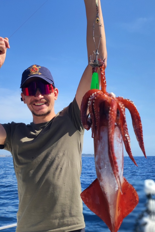 Gros calamar rouge pris par un des stagiaires du guide de pêche Fabien Harbers avec une turlutte cage plombée Flashmer Gros calamar rouge pris par un des stagiaires du guide de pêche Fabien Harbers avec une turlutte cage plombée Flashmer