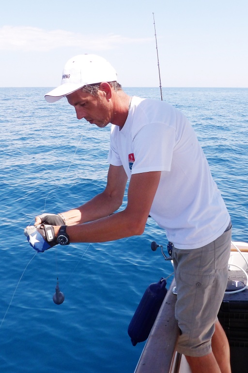 Le moniteur guide de pêche Fabien Harbers en train d’installer le bas de ligne avec vif sur la pince déclencheuse Le moniteur guide de pêche Fabien Harbers en train d’installer le bas de ligne avec vif sur la pince déclencheuse