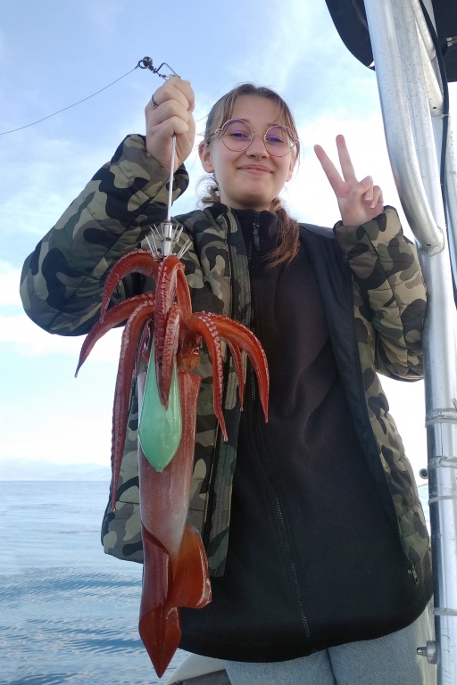 Ce gros calamar rouge pris à la turlutte aiguille par cette jeune fille montre bien que cette technique peut se pratiquer à tous âges !