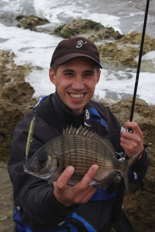 Beau sar pris dans l’écume au Seabass College 90 Tackle House