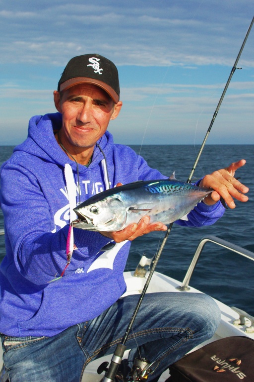 Notre consultant avec une bonite prise au Samouraï jig Daiwa