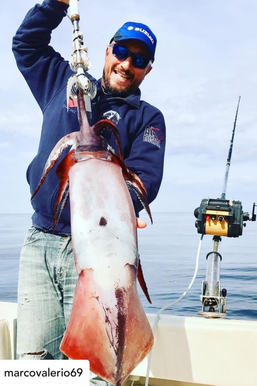 Le célèbre pêcheur Marco Valerio Allessandrini avec un calamar rouge énorme pris en Italie avec une turlutte grand fond maniée grâce à un moulinet électrique Kristal Fishing